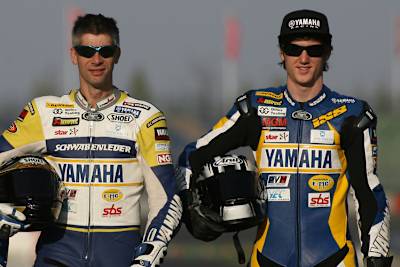 Teuchert und Hommel, der eine putzt, der andere schaut zu