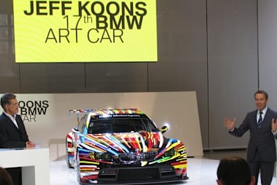 Dr. Mario Theissen (li) und Jeff Koons mit seiner Schöpfung