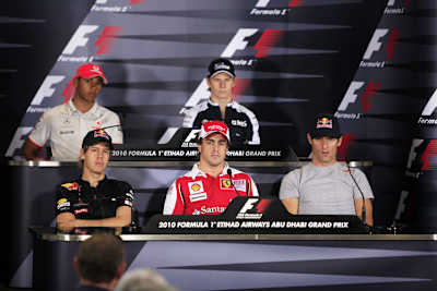 Hülki (re., oben) und die Titeljäger von Abu Dhabi