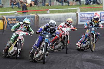 Pavlic (6) kracht in den gestürzten Tobias Busch