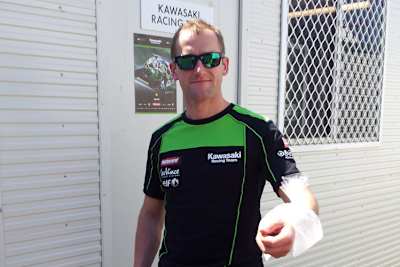 Tom Sykes hält den Arm kühl