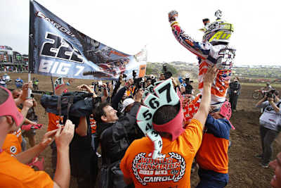 Antonio Cairoli schwebt über der Start-Zielgeraden des EuroSpeedway