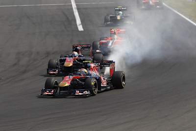 Buemi in Ungarn hinter rauchendem Alguersuari.