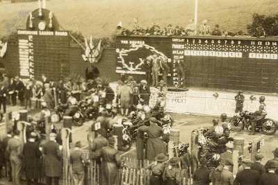 Ungeduldig warten die Fahrer bis es endlich losgeht