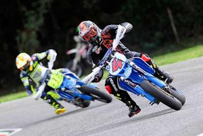 Andrea Dovizioso (4) vor Valentino Rossi 