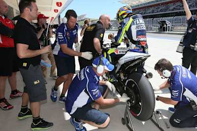 Valentino Rossi beim Boxenstopp im Qualifying