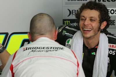Valentino Rossi und ein Bridgestone-Techniker