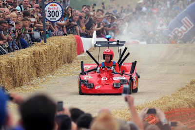 Sebastian Vettel mit seiner Seifenkiste