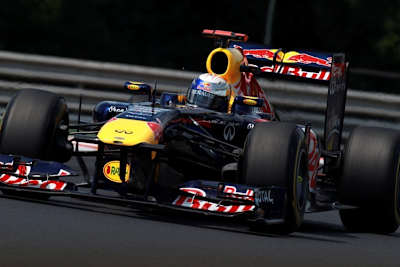 Sebastian Vettel und sein Red Bull starten morgen von der Pole 