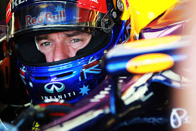 Die Red-Bull-Racing-Mechaniker warten auf Mark Webber