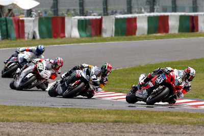 Takuya Tsuda führt in den ersten Runden das Feld an