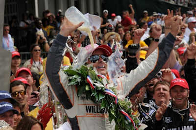 Wie gut doch Milch sein kann: Indy Sieg 2011 für Dan Wheldon