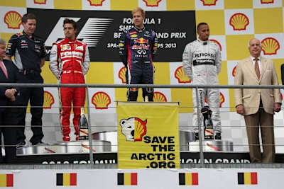 Siegerpodest mit Protestbanner