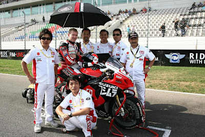 Das Yoshimura Team in Portimao.