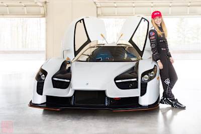 Aurora Straus neben einem 003 der Scuderia Cameron Glickenhaus