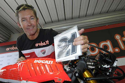 Troy Bayliss klebte persönlich seine legendäre Startnummer auf das Motorrad von Davide Giugliano