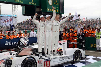 Nick Tandy, Earl Bamber und Nico Hülkenberg (v.li.) beim Sieg in Le Mans 2015