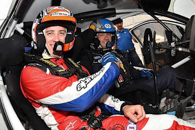 Andrea Dovizioso (li.) in VW Polo R WRC neben Sébastien Ogier