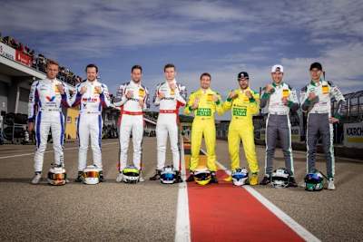 Die Titelkandidaten des ADAC GT Masters: (v.li.) Marvin Kirchhöfer, Daniel Keilwitz, Robert Renauer, Mathieu Jaminet, Markus Pommer, Maximilian Götz sowie Kelvin und Sheldon van der Linde