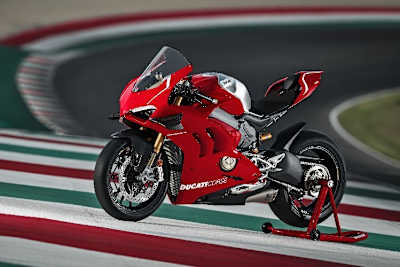 Paolo Ciabatti ist von der Schlagkraft der Panigale V4R überzeugt 