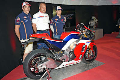 Marc Márquez, HRC-Vizepräsident Shuhei Nakamoto und Daniel Pedrosa (v.l.)