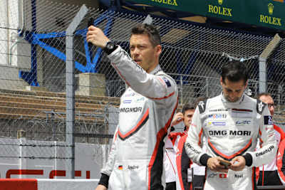 Haben Spaß mit dem Mobiltelefon: André Lotterer (li.) und Neel Jani