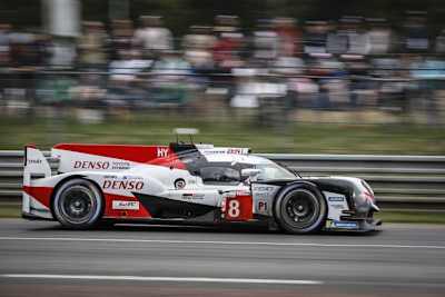 Führt die 24h von Le Mans an: Der Toyota TS050 Hybrid von Sébastien Buemi, Kazuki Nakajima und Fernando Alonso