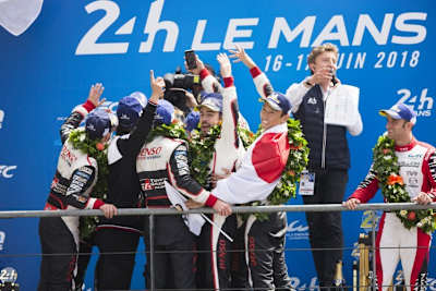 Jubel bei Toyota über den langersehnten Sieg in Le Mans