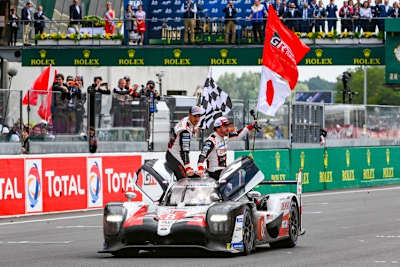 Strahlende Weltmeister: Fernando Alonso und Sébastien Buemi (beide oben) und Kazuki Nakajima (im Toyota)