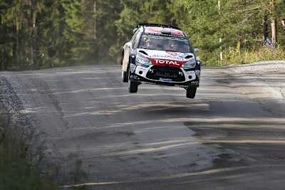 Kris Meeke sprang an die Finnland-Spitze
