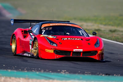 Roter Farbtupfer im Feld des ADAC GT Masters: Der Ferrari 488 GT3 von HB Racing