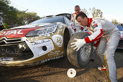 Sollte vermieden werden: Kris Meeke beim Reifenwechsel