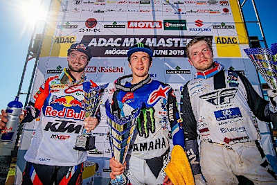 Jeffrey Herlings, Jeremy Seewer und Tanel Leok feiern in Möggers