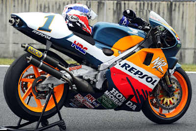 Unter anderem wird eine von Mick Doohans ehemaligen Honda NSR 500 präsentiert