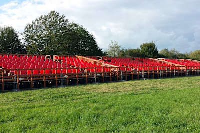 Die Tribünen befinden sich am Ausgang der ersten Kurve