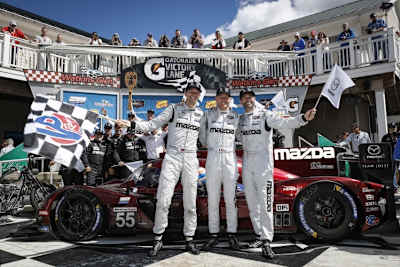 Großer Jubel in Watkins Glen bei den Mazda-Piloten Harry Tincknell, Olivier Pla und Jonathan Bomarito (v. li.)