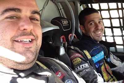 Kaputt aber glücklich: Joan Lascorz am Steuer eines Rallye-Autos