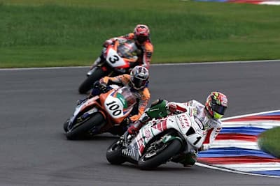 Die Protagonisten von 2001: Colin Edwards (1/Honda), Neil Hodgson (100/Ducati) und Troy Corser (3/Aprilia)