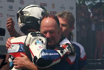 Berechtigter Jubel von Michael Dunlop und seinem Team