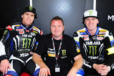 Mandy Kainz mit seinen MotoGP-Piloten Parkes (li) und Laverty (re)