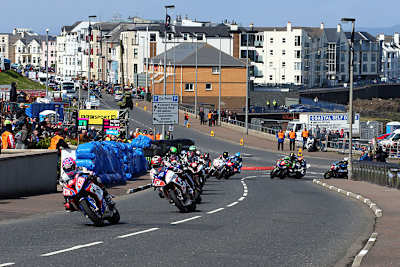 Lee Johnston führt vor Alastair Seeley (beide BMW) das Superstock-Feld an