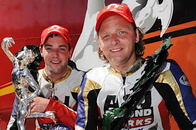 Daniel Sayle (li.) mit Klaus Klaffenböck nach ihrem ersten TT-Sieg 2010