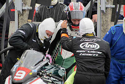 Führungswechsel beim Boxenstopp zugunsten von Ian Hutchinson