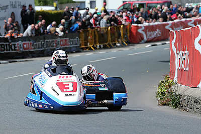 Ben und Tom Birchall auf ihrem Weg zum zweiten TT-Sieg 2015