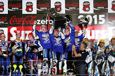 Überschäumende Freude bei Bradley Smith, Katsuyuki Nakasuga und Pol Espargaró (vlnr.)