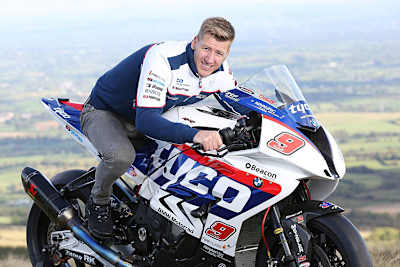 Ian Hutchinson nimmt schon einmal Platz auf der Tyco BMW