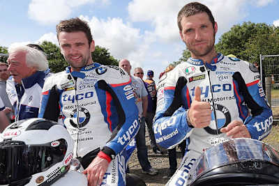 Guy Martin (re.) mit seinem Teamkollegen bei Tyco BMW, William Dunlop