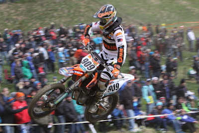 Lukas Neurauter fliegt mit seiner KTM zum Paldau-Sieg