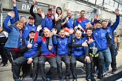 Auch der verletzte Rico Löwe (mit Gipshand im Vordergrund) war nach Le Mans angereist