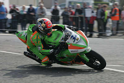 Alastair Seeley auf der Gearlink Kawasaki auf dem Weg zum 16. Triumph beim NW 200